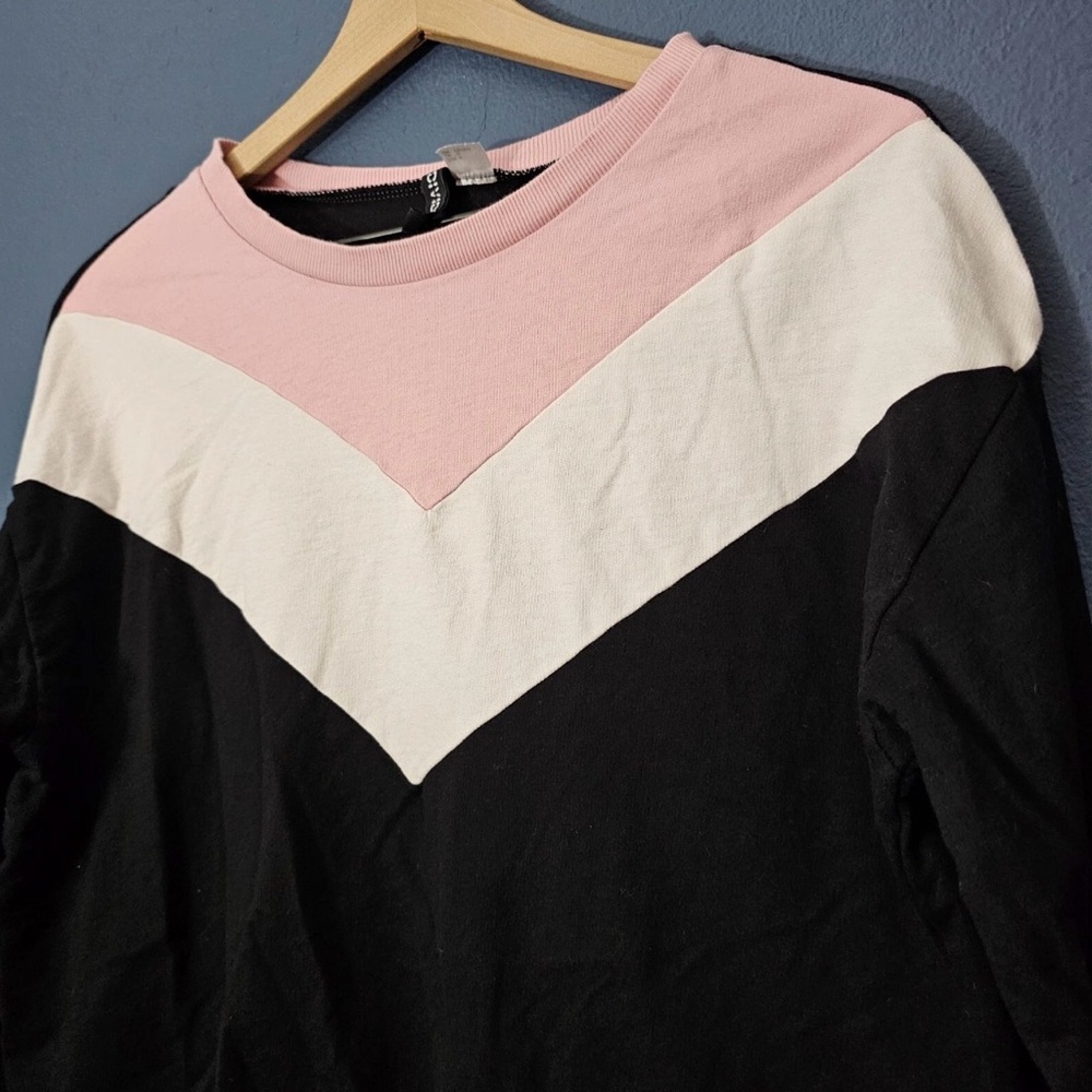 H&M Divided - Colorblock Sweatshirt - Picture 2 of 8